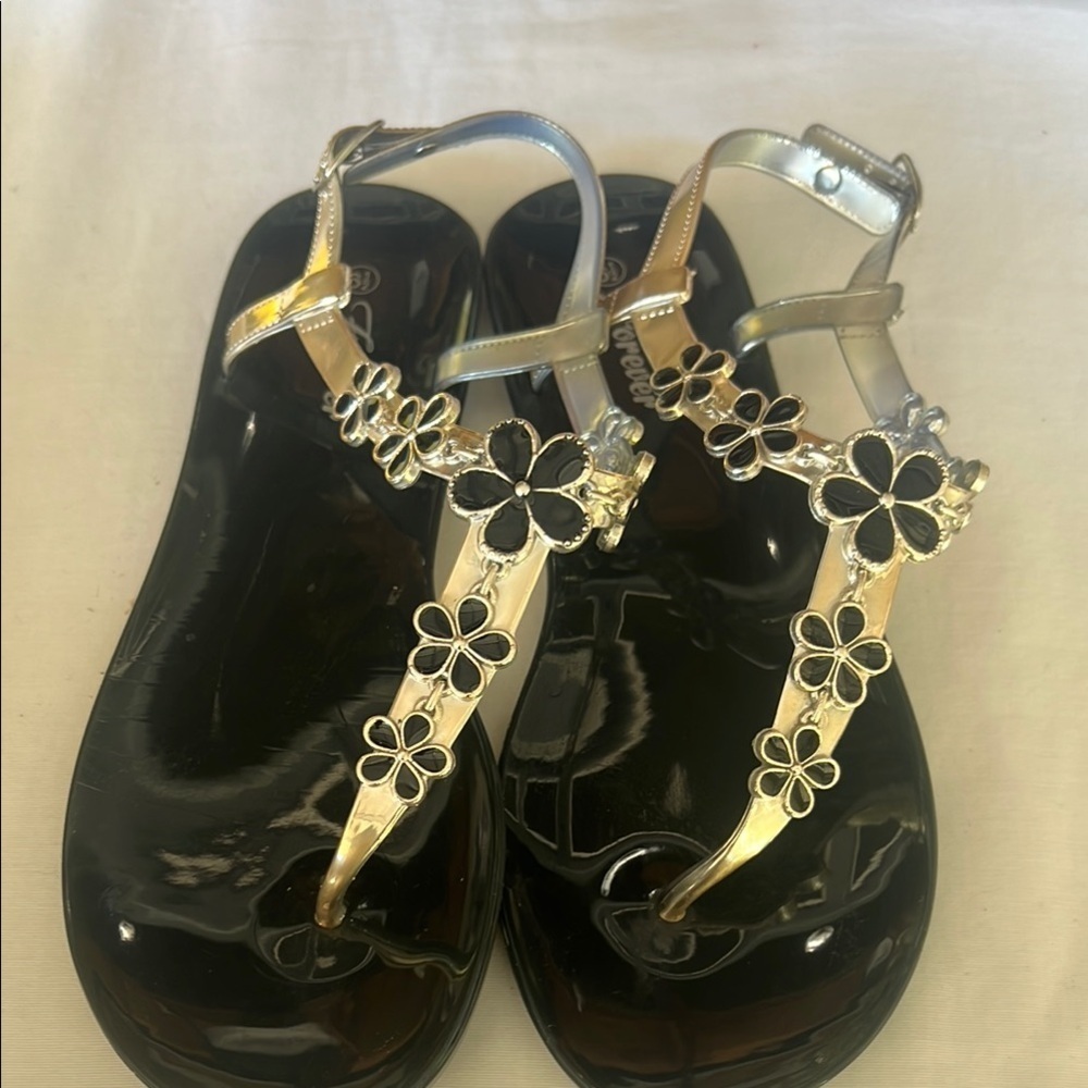 Source Unknown Black and Gold Sandals with Elegant Metallic Accents #200